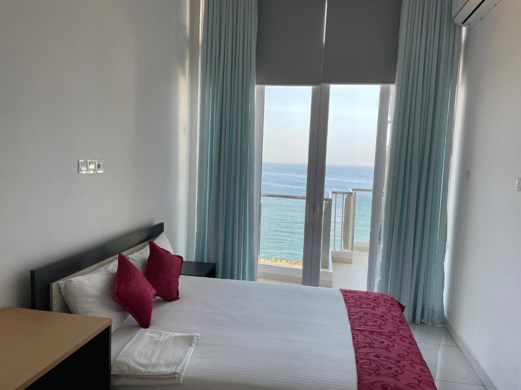 Lovely Sea View Apartment Image 5