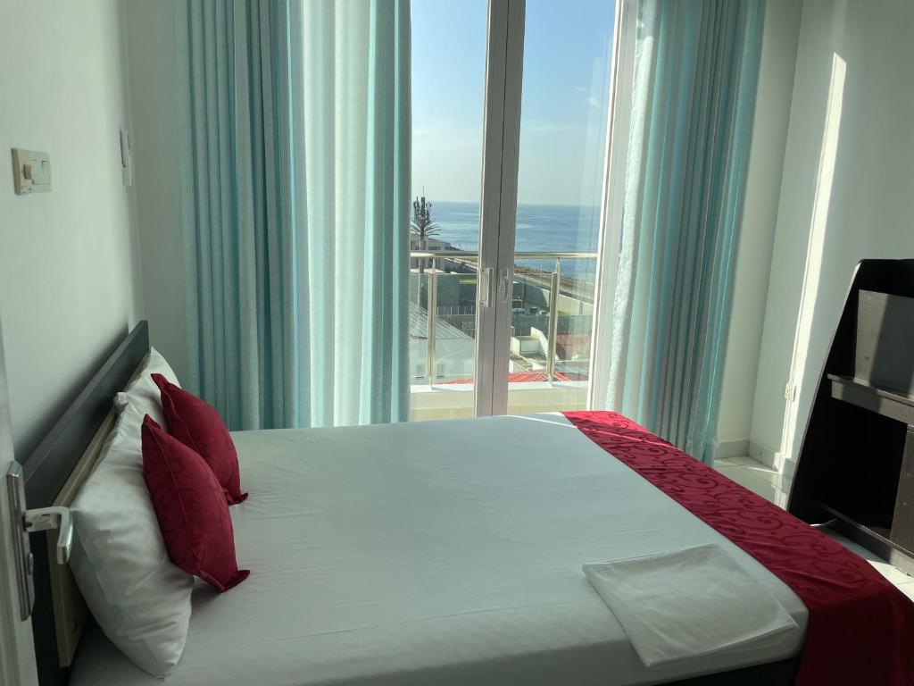 Lovely Sea View Apartment Image 6