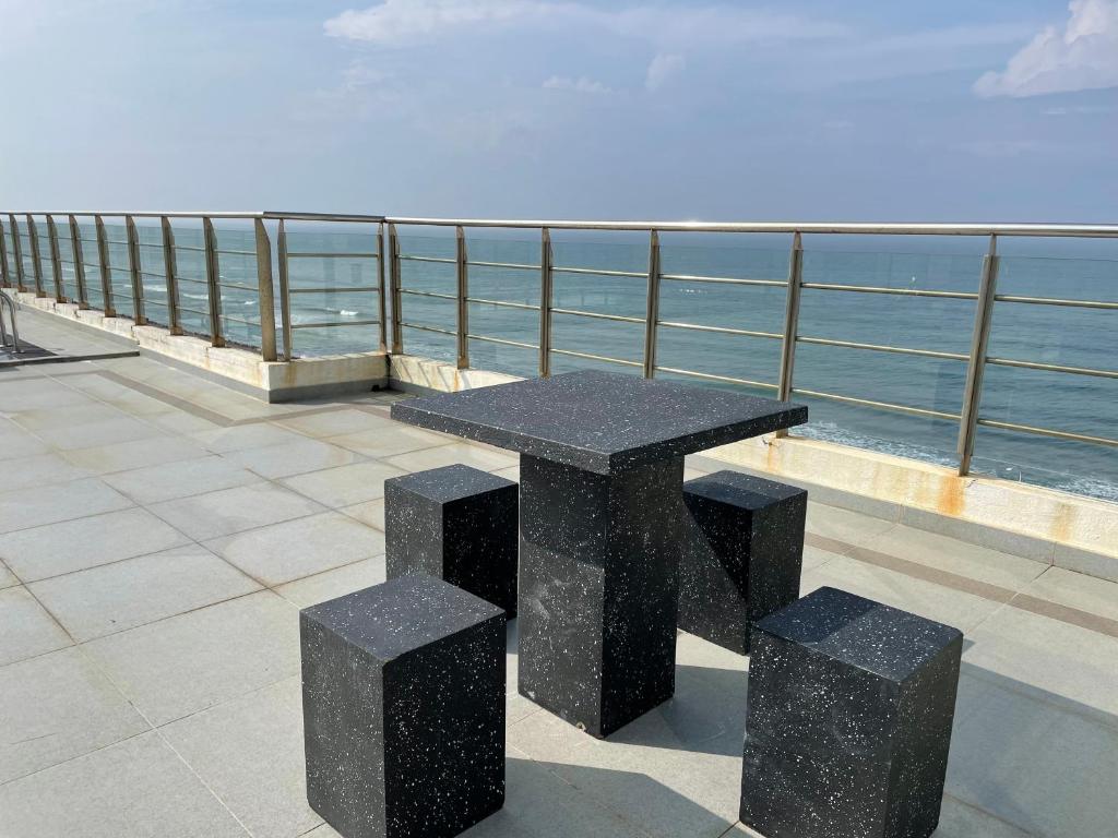 Lovely Sea View Apartment Image 8